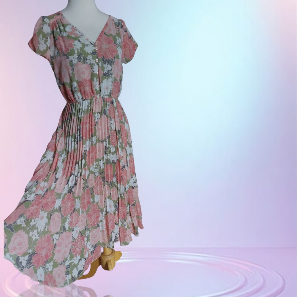 Floral V-Neck Pleated Dress